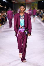 ヴェルサーチェ 2022年春夏コレクション、美しきスカーフが見せる白昼夢｜写真21