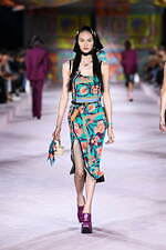 ヴェルサーチェ 2022年春夏コレクション、美しきスカーフが見せる白昼夢｜写真22