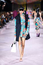 ヴェルサーチェ 2022年春夏コレクション、美しきスカーフが見せる白昼夢｜写真24