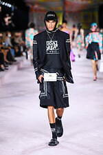 ヴェルサーチェ 2022年春夏コレクション、美しきスカーフが見せる白昼夢｜写真26