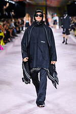 ヴェルサーチェ 2022年春夏コレクション、美しきスカーフが見せる白昼夢｜写真28