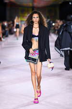 ヴェルサーチェ 2022年春夏コレクション、美しきスカーフが見せる白昼夢｜写真29