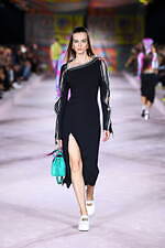 ヴェルサーチェ 2022年春夏コレクション、美しきスカーフが見せる白昼夢｜写真34