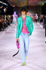 ヴェルサーチェ 2022年春夏コレクション、美しきスカーフが見せる白昼夢｜写真36