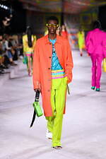 ヴェルサーチェ 2022年春夏コレクション、美しきスカーフが見せる白昼夢｜写真50