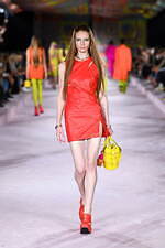 ヴェルサーチェ 2022年春夏コレクション、美しきスカーフが見せる白昼夢｜写真53