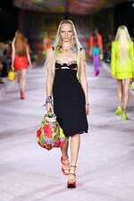 ヴェルサーチェ 2022年春夏コレクション、美しきスカーフが見せる白昼夢｜写真56