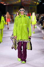 ヴェルサーチェ 2022年春夏コレクション、美しきスカーフが見せる白昼夢｜写真57