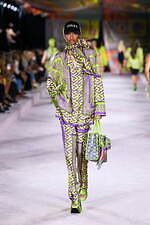 ヴェルサーチェ 2022年春夏コレクション、美しきスカーフが見せる白昼夢｜写真61