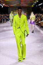 ヴェルサーチェ 2022年春夏コレクション、美しきスカーフが見せる白昼夢｜写真64