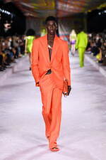 ヴェルサーチェ 2022年春夏コレクション、美しきスカーフが見せる白昼夢｜写真66