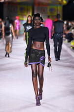 ヴェルサーチェ 2022年春夏コレクション、美しきスカーフが見せる白昼夢｜写真71