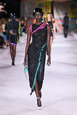 ヴェルサーチェ 2022年春夏コレクション、美しきスカーフが見せる白昼夢｜写真73