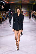 ヴェルサーチェ 2022年春夏コレクション、美しきスカーフが見せる白昼夢｜写真75