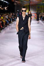 ヴェルサーチェ 2022年春夏コレクション、美しきスカーフが見せる白昼夢｜写真76