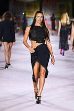 ヴェルサーチェ 2022年春夏コレクション、美しきスカーフが見せる白昼夢｜写真77