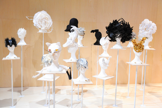 シャネル、ジュンヤなど手掛けるヘアデザイナー加茂克也の世界に迫る展覧会「100 HEADPIECES」 | 写真