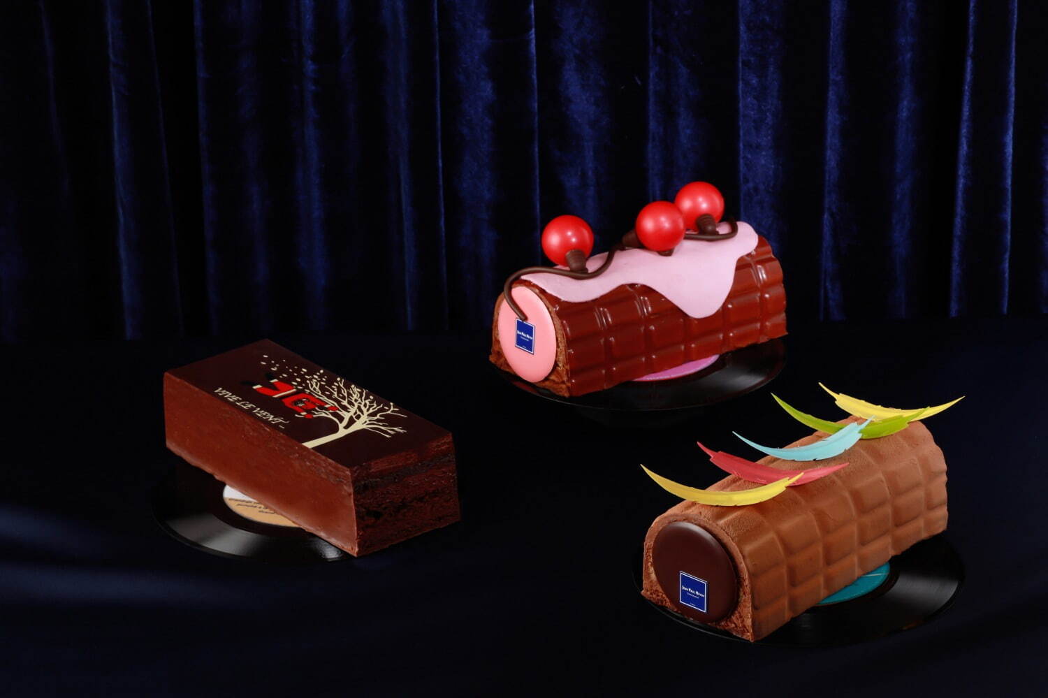 〈ジャン＝ポール・エヴァン〉ショコラのイルミネーション＆羽根を装飾したチョコケーキ