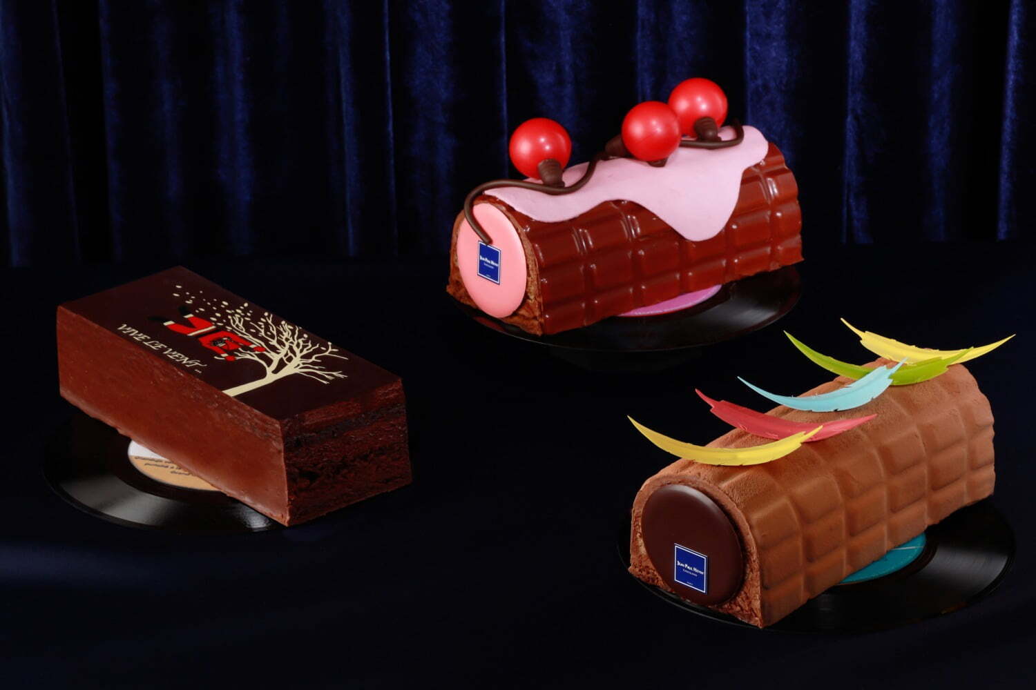 ジャン ポール エヴァンのクリスマスケーキ ショコラのイルミネーション カラフルな羽根を飾って ファッションプレス