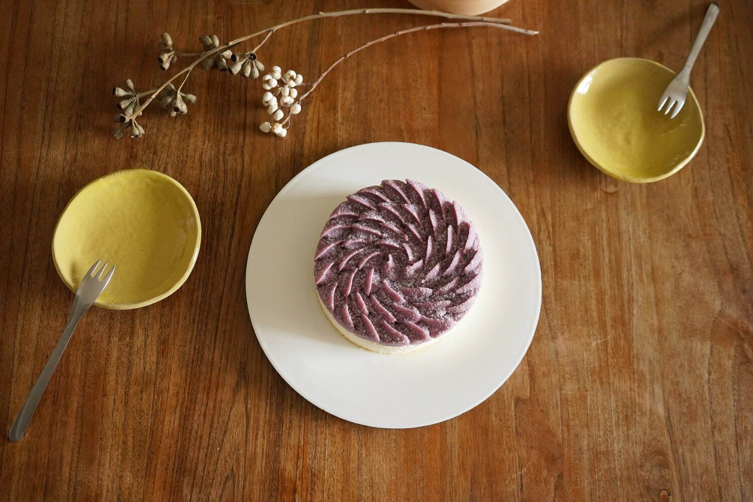 チーズケーキ専門店「フォルマ」10月限定、2つの紫いも＆爽やかシャインマスカットのレアチーズケーキ｜写真1