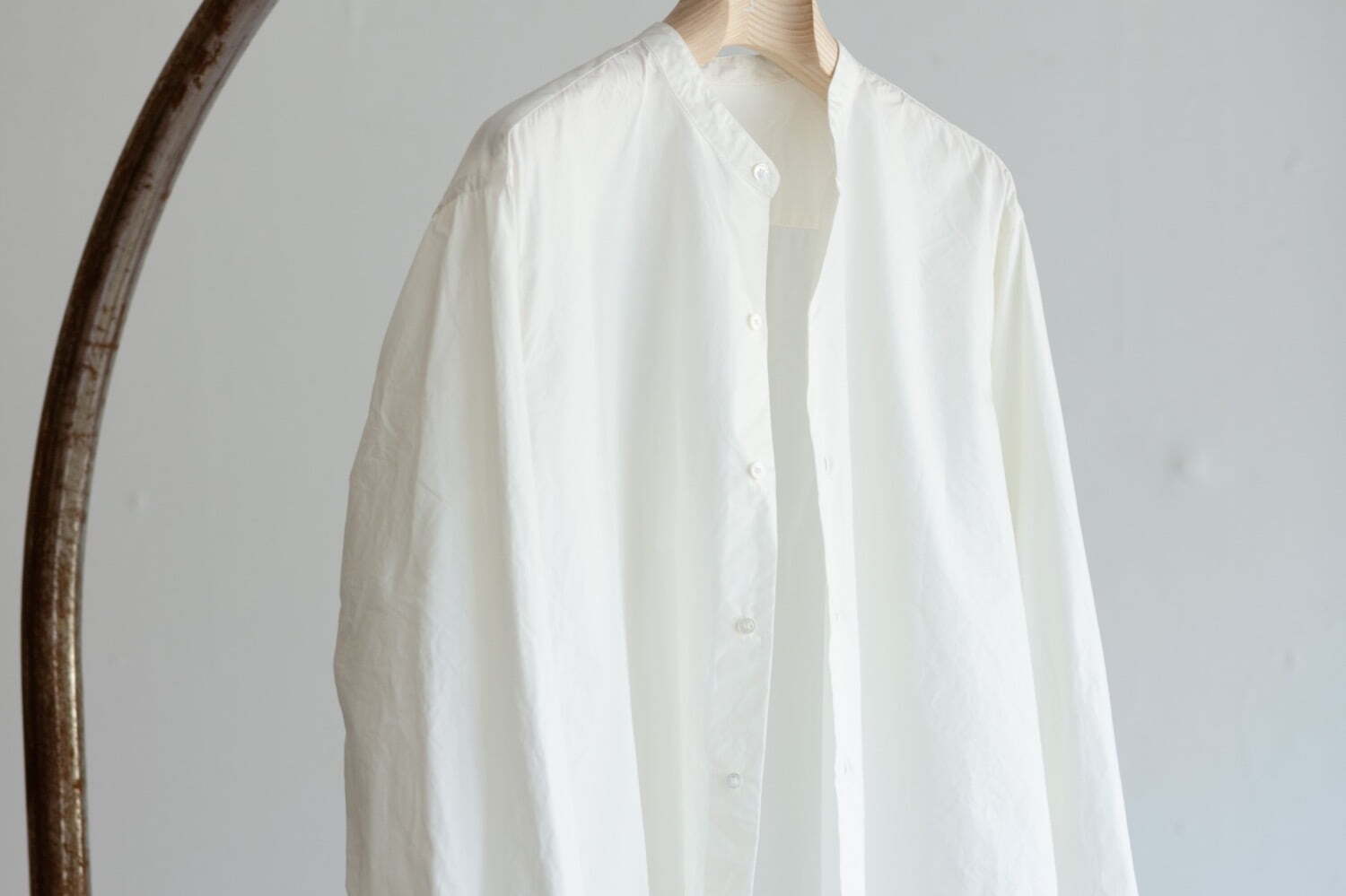 レショップの「エルイー」新作バンドカラーシャツ、仏ヴィンテージドレスシャツをゆったりとアレンジ