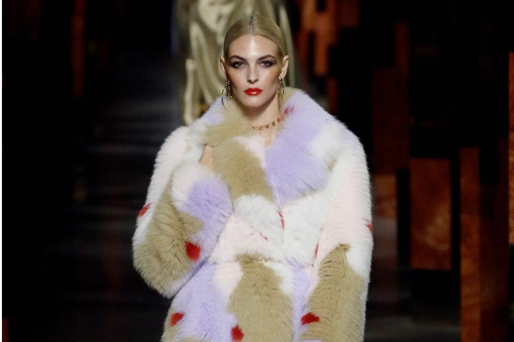 フェンディ 2022年春夏コレクション、アントニオ・ロペの作品にオマージュを捧げて