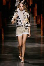 フェンディ 2022年春夏コレクション、アントニオ・ロペの作品にオマージュを捧げて｜写真21