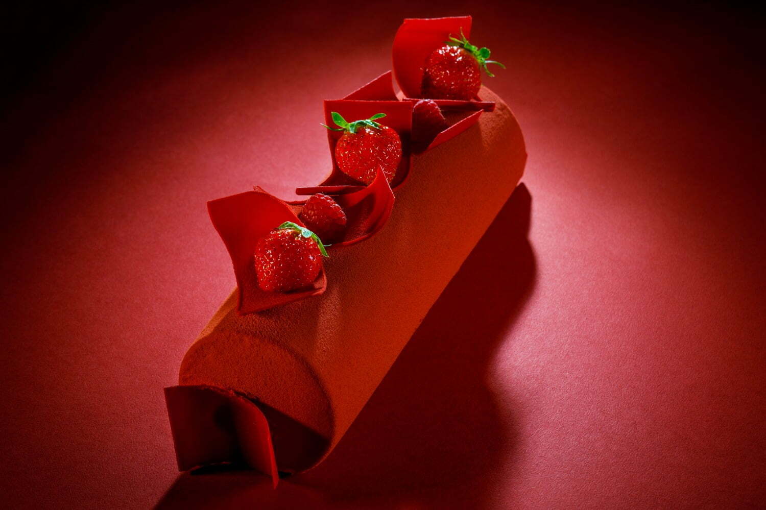 クリスマス｜パーク ハイアット 東京2021年クリスマスケーキ、あまおう苺の“深紅”ブッシュ ド ノエルなど