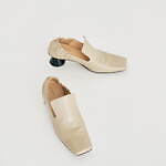 アキラナカ新作シューズ、左右非対称スタッズ×円錐状ヒールのオペラシューズ｜写真6