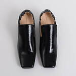 アキラナカ新作シューズ、左右非対称スタッズ×円錐状ヒールのオペラシューズ｜写真8