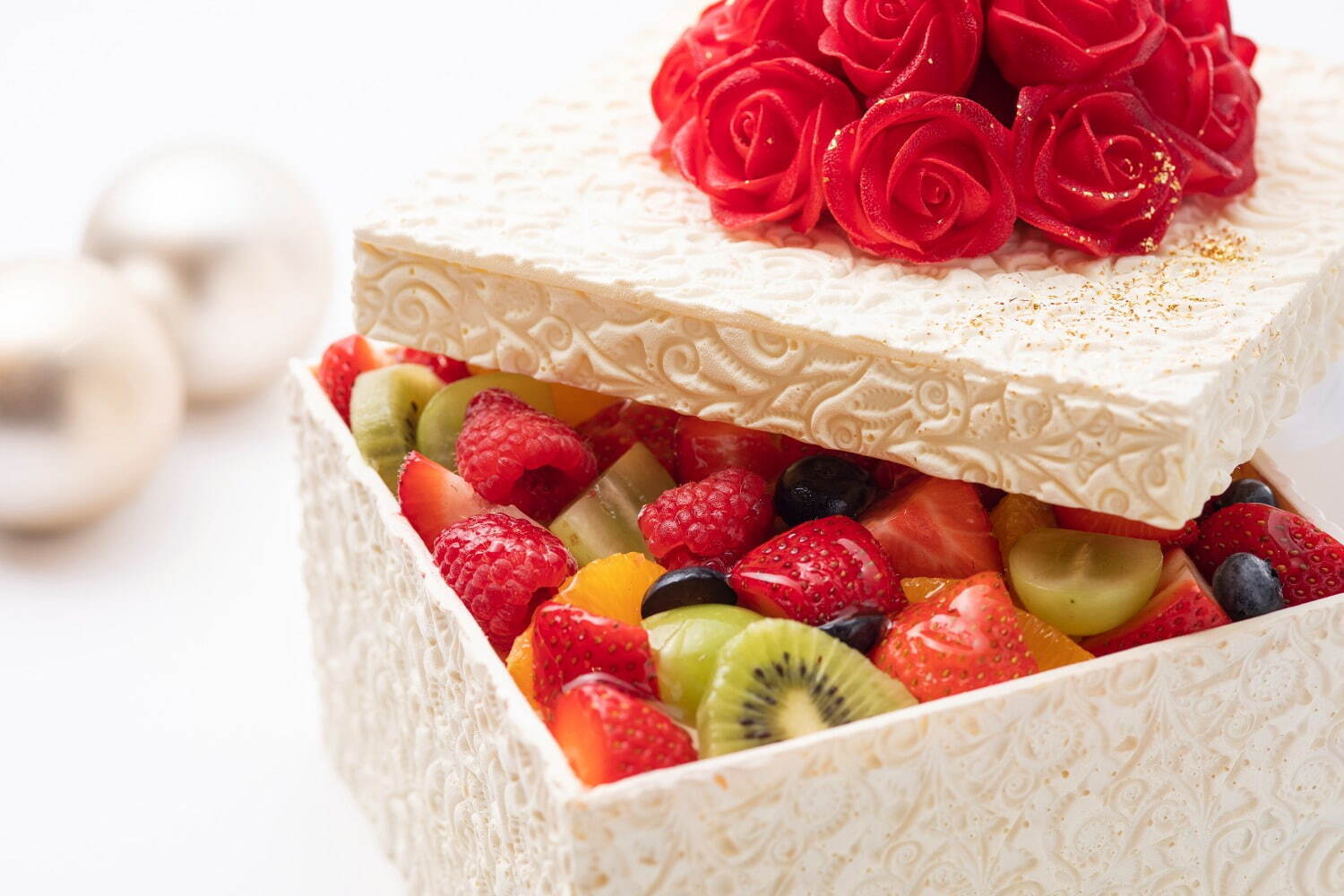 グランドプリンスホテル新高輪21年クリスマスケーキ、“バラの香り”広がるギフトボックス型ケーキ｜写真1