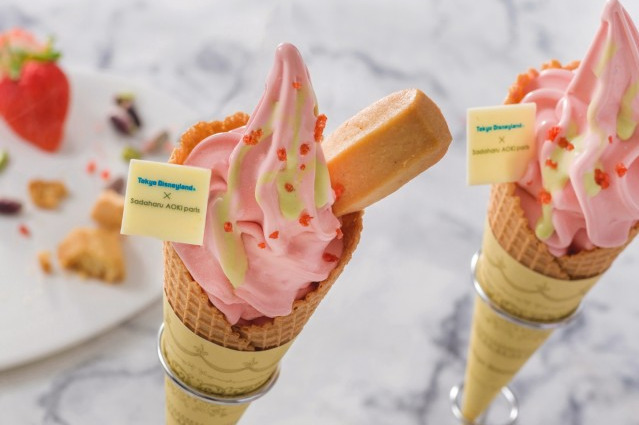 クリスマス｜東京ディズニーランド、サダハルアオキとのコラボ新作“ストロベリー×ピスタチオ”のソフトクリーム