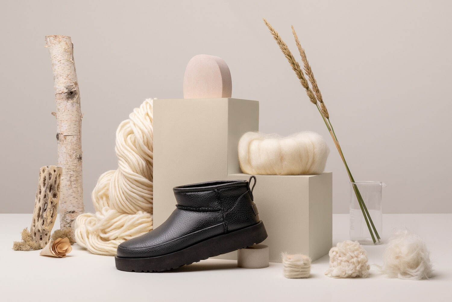 UGG新コレクション「アイコンインパクト」“もこもこ”素材のスライド 