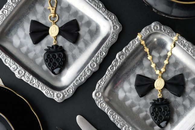 Q-pot.“真っ黒”スイーツアクセサリー「シャドウ」苺ガナッシュのネックレスや黒薔薇マカロン