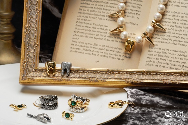 Q-pot.“歯とパール”のネックレスやキャンディを食べる“牙リング”、アーティストPoppyコラボ