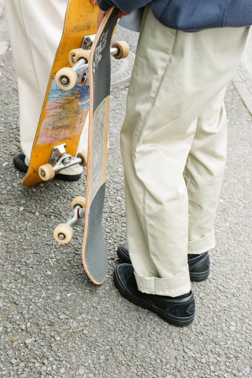 コンバース スケートボーディング×テンボックスのスニーカー“左右非対称”レザーの黒スリッポン｜写真4