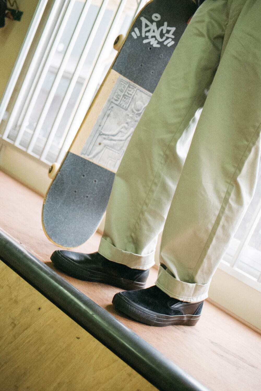 コンバース スケートボーディング×テンボックスのスニーカー“左右非対称”レザーの黒スリッポン｜写真3