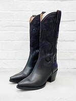 ジェフリーキャンベル“繊細なステッチ”を施したウエスタンブーツ、遊び心溢れるライトブルーも｜写真1