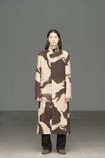 イッセイ ミヤケの新作ウェア、“うずらの卵”イメージのジャカードコートや有機的なニットワンピース｜写真4