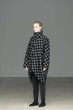 イッセイ ミヤケの新作ウェア、“うずらの卵”イメージのジャカードコートや有機的なニットワンピース｜写真10