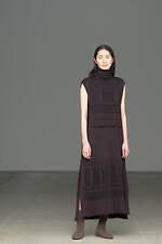 イッセイ ミヤケの新作ウェア、“うずらの卵”イメージのジャカードコートや有機的なニットワンピース｜写真12