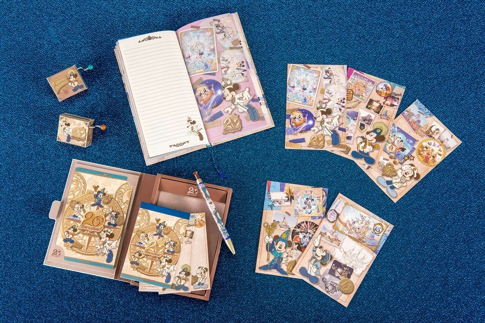 東京ディズニーシー“20年間”を振り返る限定バッグや文房具、開業時のミッキーマウスを描いて｜写真1