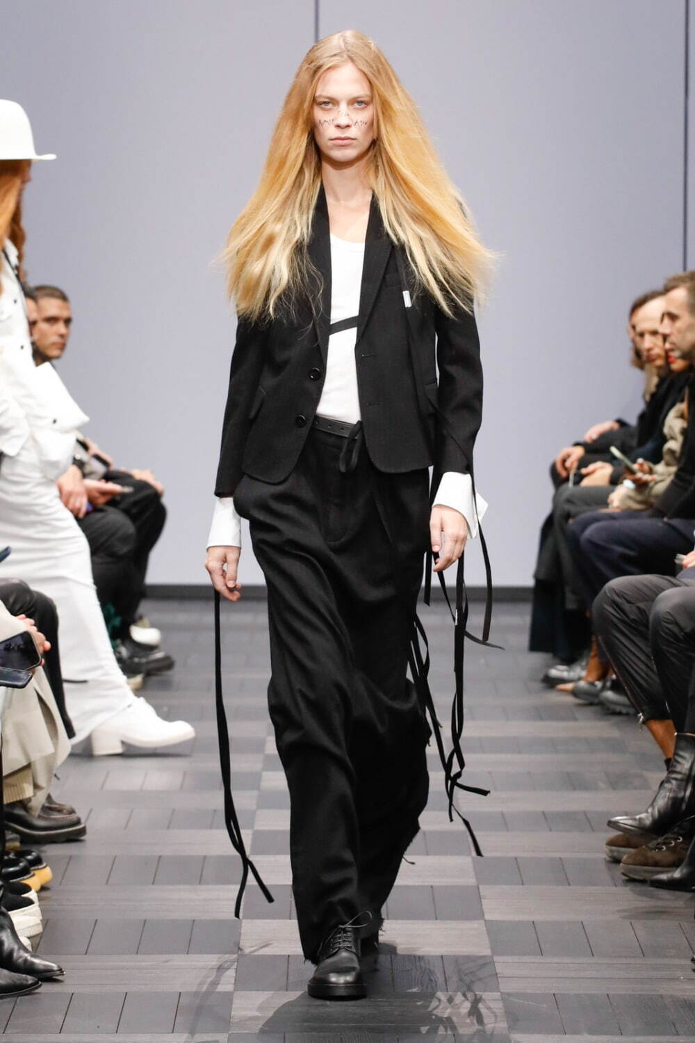 アン ドゥムルメステール(ANN DEMEULEMEESTER) 2022年春夏ウィメンズ&メンズコレクション  - 写真24