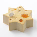 ピエール・エルメ・パリのクリスマスケーキ、“浮雲の花”を飾ったチョコレートケーキ＆赤いバラのケーキ｜写真4