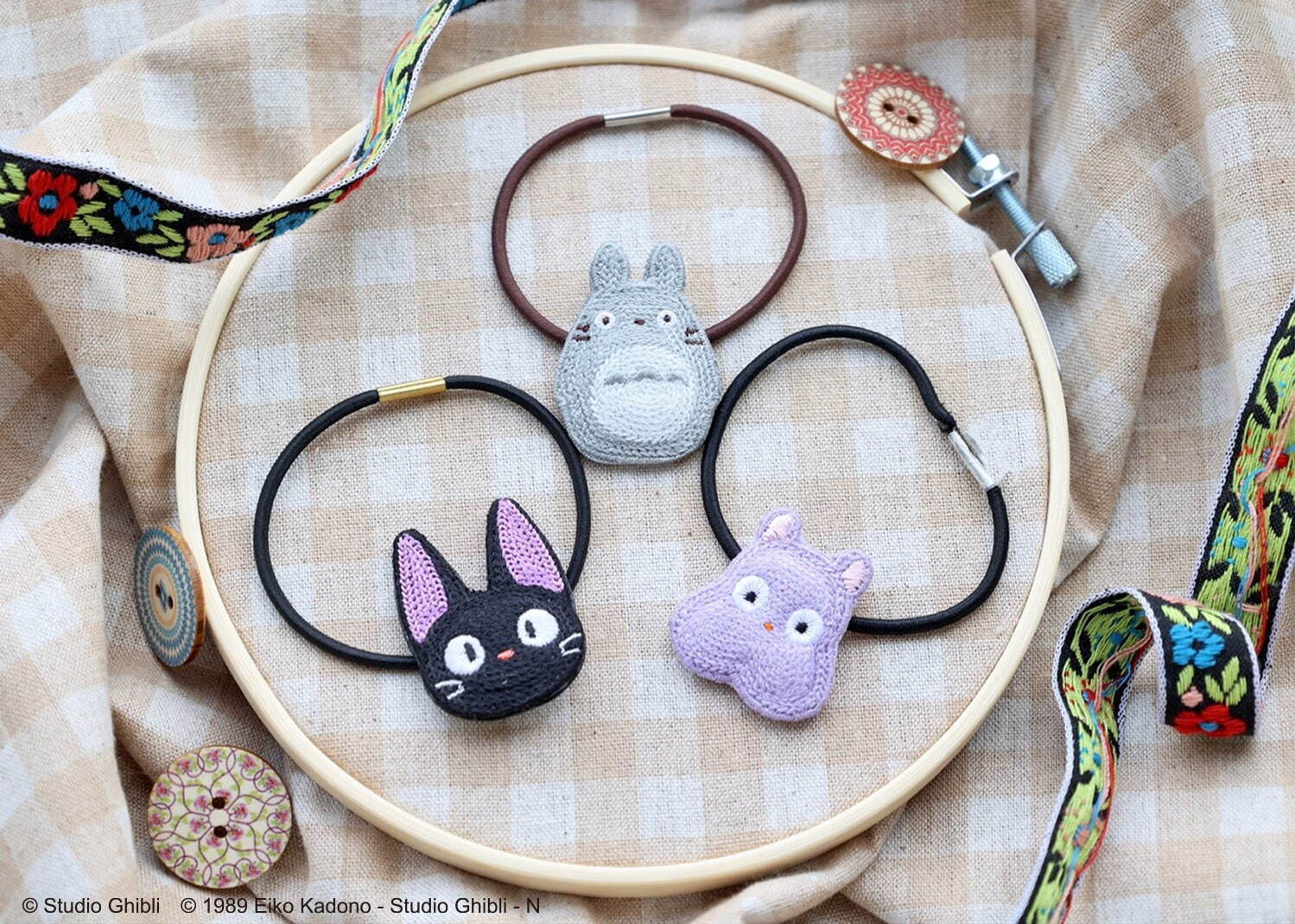 スタジオジブリ作品の人気キャラ 黒猫のジジ トトロ がピアスに ぷっくり刺繍で表現 ファッションプレス