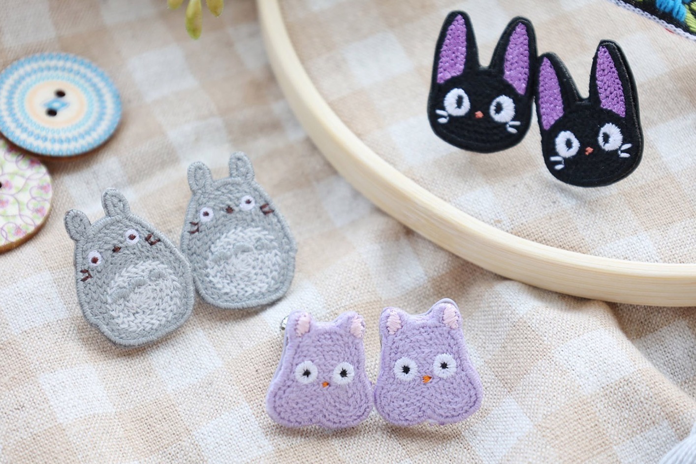ジブリ｜スタジオジブリ作品の人気キャラ“黒猫のジジ＆トトロ”がピアスに！ぷっくり刺繍で表現