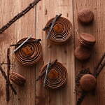 フレデリック・カッセルのショコラスイーツ、アーモンド香るタルト＆ショコラの味わい引き立つマカロン｜写真1