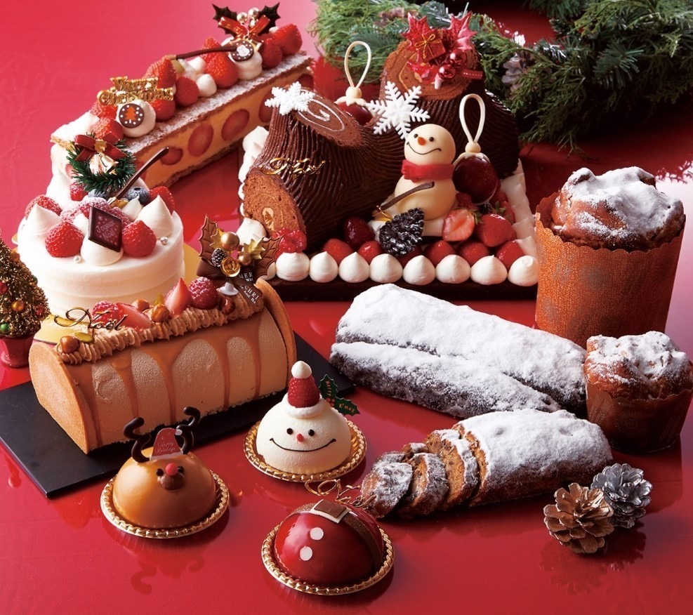 横浜ロイヤルパークホテルのクリスマスケーキ2021、ブッシュドノエル＆雪だるまを乗せたチョコケーキ｜写真1