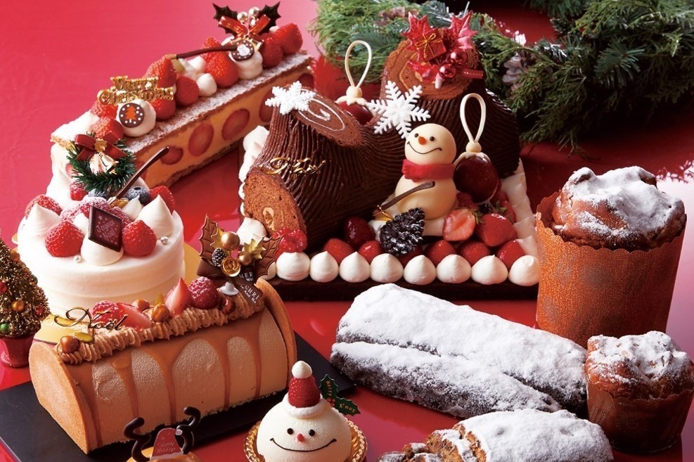 横浜ロイヤルパークホテルのクリスマスケーキ21 ブッシュドノエル 雪だるまを乗せたチョコケーキ ファッションプレス
