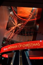 渋谷ヒカリエの2013年イルミネーションは光と映像のクリスマスツリー｜写真1